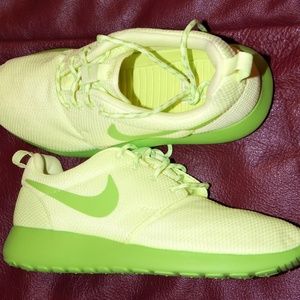 Brand NEW Nike athletic running shoes green women 6 "Roshe"